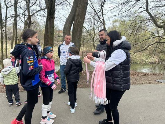 zdjęcie przedstawia biegające osoby po parku w Gorlicach