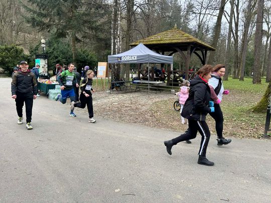 zdjęcie przedstawia biegające osoby po parku w Gorlicach