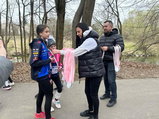 zdjęcie przedstawia biegające osoby po parku w Gorlicach