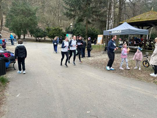 zdjęcie przedstawia biegające osoby po parku w Gorlicach