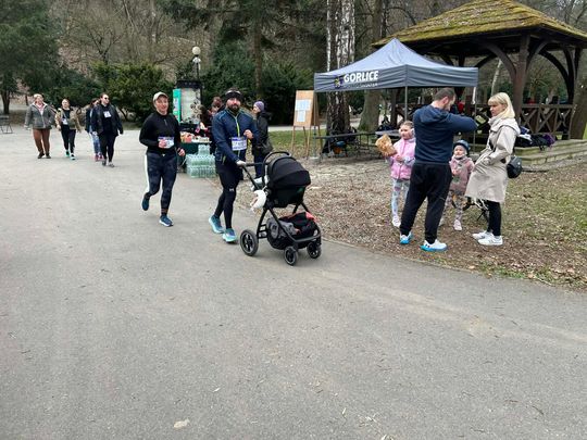 zdjęcie przedstawia biegające osoby po parku w Gorlicach