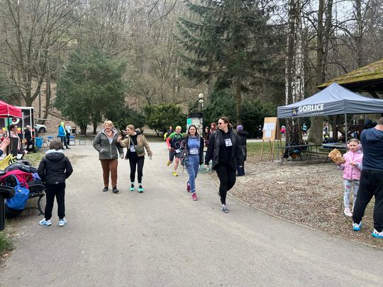 zdjęcie przedstawia biegające osoby po parku w Gorlicach