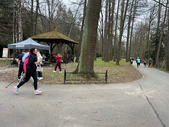 zdjęcie przedstawia biegające osoby po parku w Gorlicach