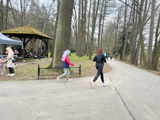 zdjęcie przedstawia biegające osoby po parku w Gorlicach