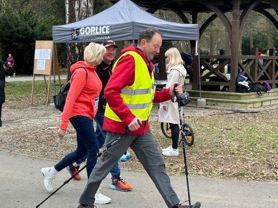 zdjęcie przedstawia biegające osoby po parku w Gorlicach
