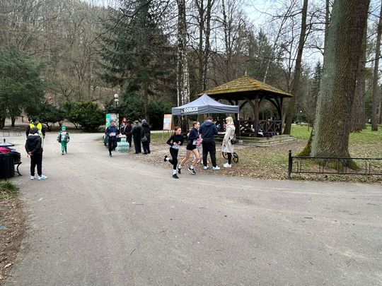 zdjęcie przedstawia biegające osoby po parku w Gorlicach