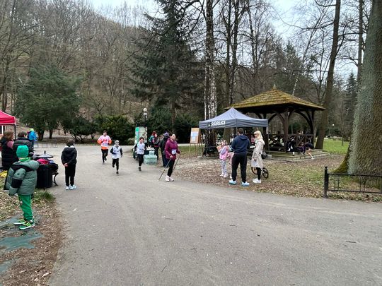 zdjęcie przedstawia biegające osoby po parku w Gorlicach