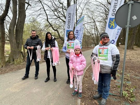 zdjęcie przedstawia biegające osoby po parku w Gorlicach