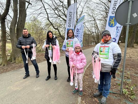 zdjęcie przedstawia biegające osoby po parku w Gorlicach