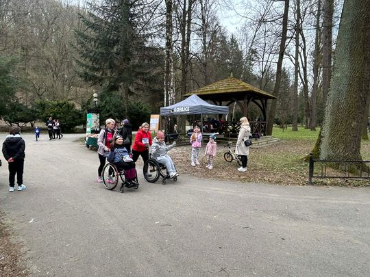 zdjęcie przedstawia biegające osoby po parku w Gorlicach