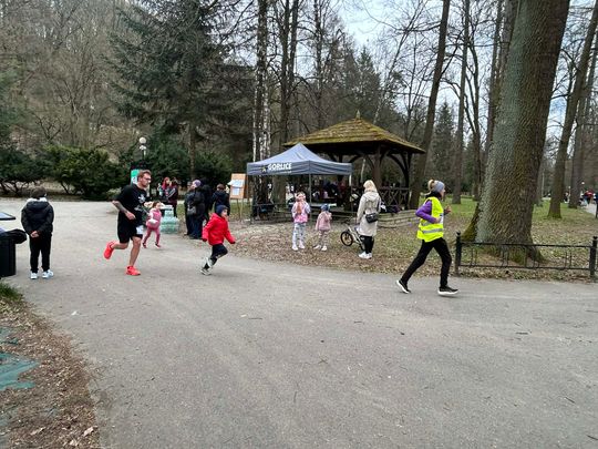 zdjęcie przedstawia biegające osoby po parku w Gorlicach