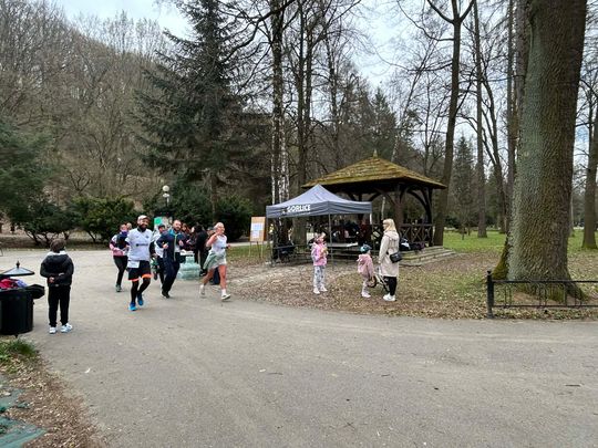 zdjęcie przedstawia biegające osoby po parku w Gorlicach