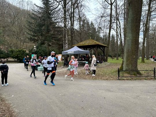 zdjęcie przedstawia biegające osoby po parku w Gorlicach