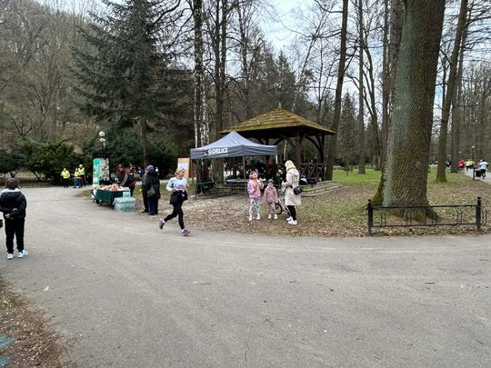 zdjęcie przedstawia biegające osoby po parku w Gorlicach