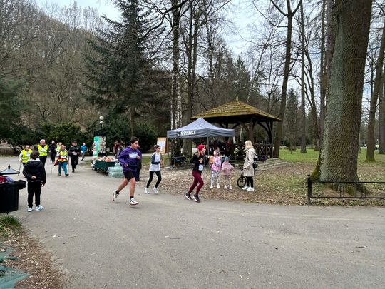 zdjęcie przedstawia biegające osoby po parku w Gorlicach