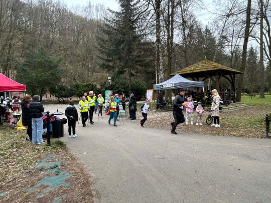 zdjęcie przedstawia biegające osoby po parku w Gorlicach
