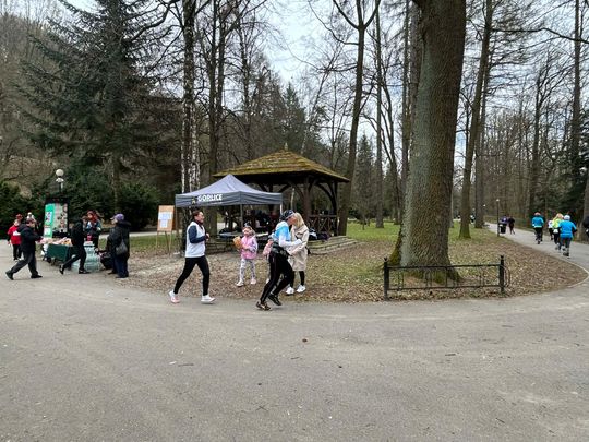 zdjęcie przedstawia biegające osoby po parku w Gorlicach