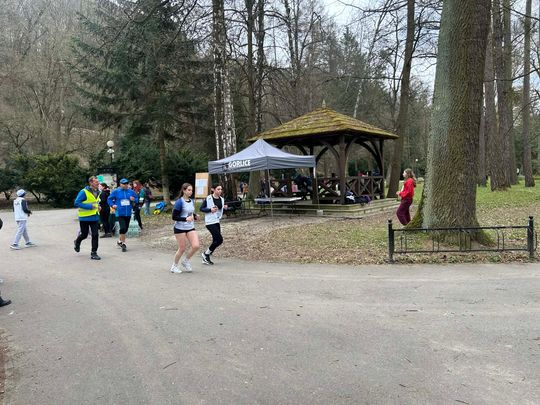 zdjęcie przedstawia biegające osoby po parku w Gorlicach