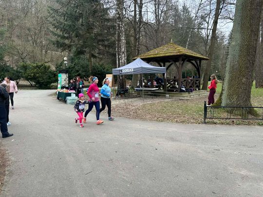 zdjęcie przedstawia biegające osoby po parku w Gorlicach