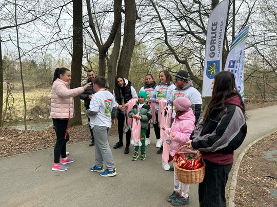 zdjęcie przedstawia biegające osoby po parku w Gorlicach