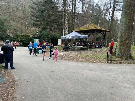 zdjęcie przedstawia biegające osoby po parku w Gorlicach