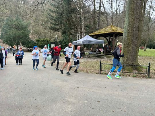 zdjęcie przedstawia biegające osoby po parku w Gorlicach