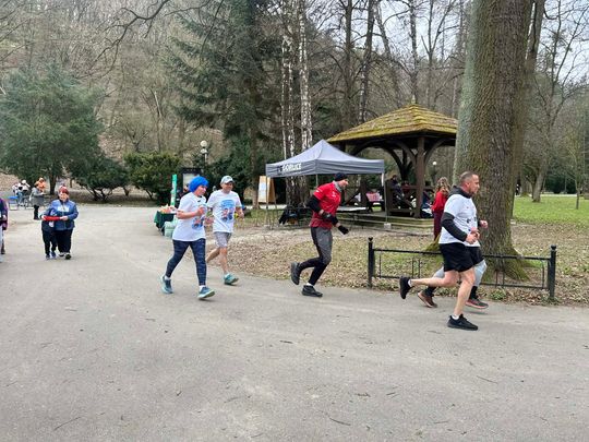 zdjęcie przedstawia biegające osoby po parku w Gorlicach