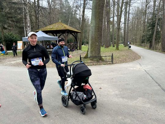 zdjęcie przedstawia biegające osoby po parku w Gorlicach