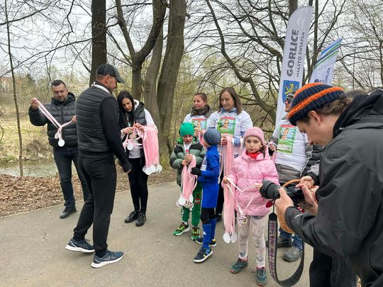 zdjęcie przedstawia biegające osoby po parku w Gorlicach