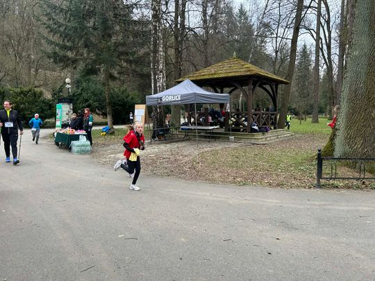 zdjęcie przedstawia biegające osoby po parku w Gorlicach