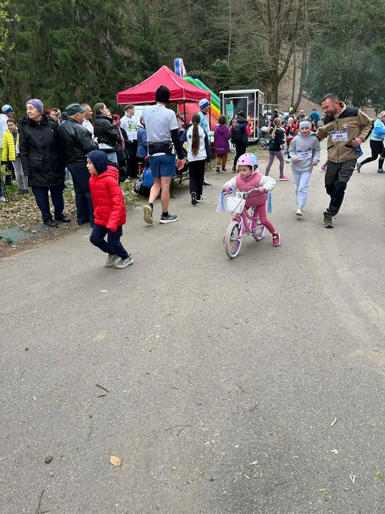 zdjęcie przedstawia biegające osoby po parku w Gorlicach