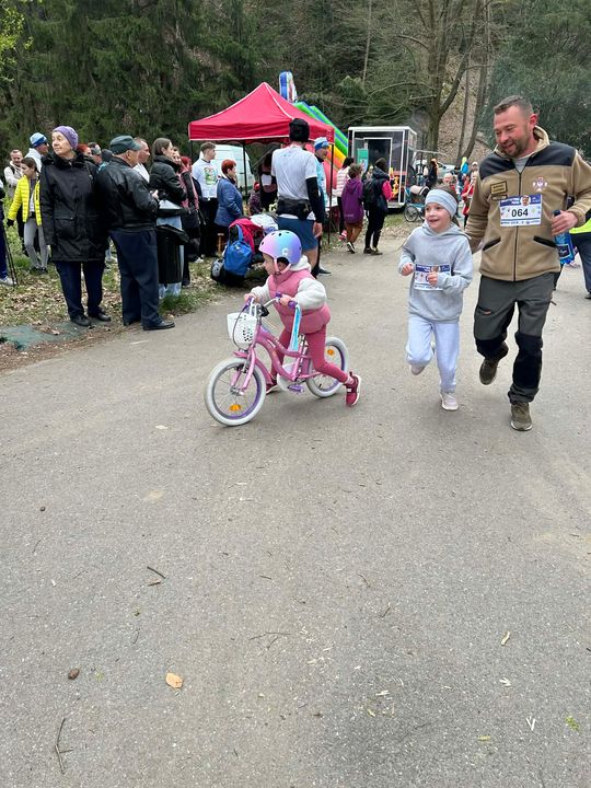 zdjęcie przedstawia biegające osoby po parku w Gorlicach