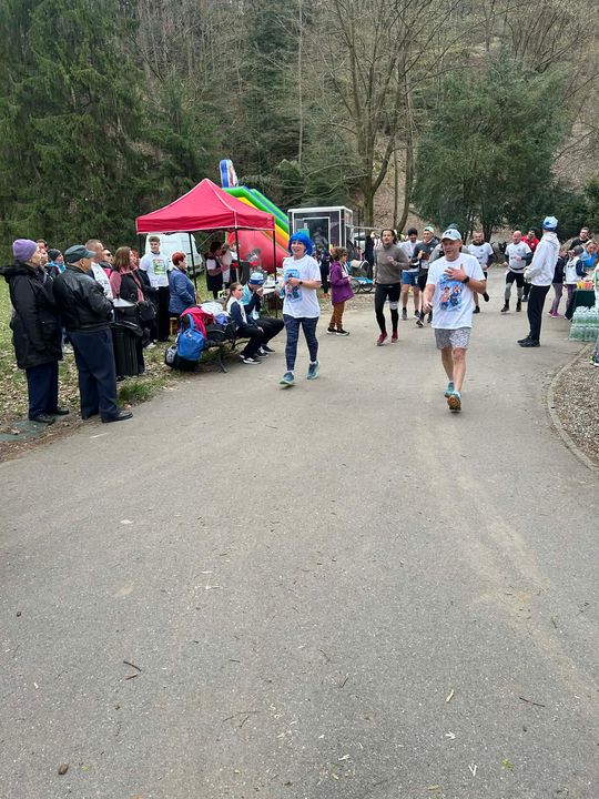 zdjęcie przedstawia biegające osoby po parku w Gorlicach