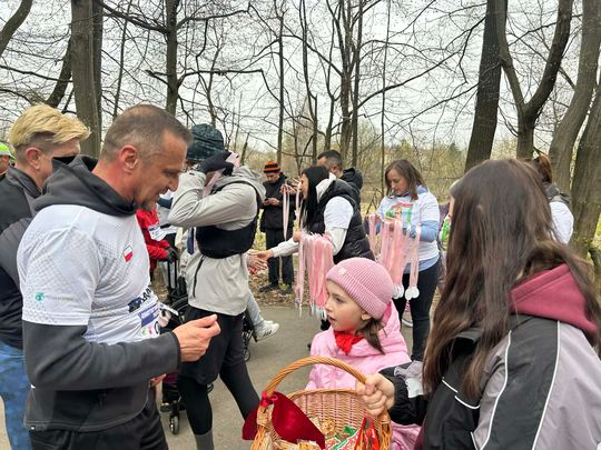 zdjęcie przedstawia biegające osoby po parku w Gorlicach