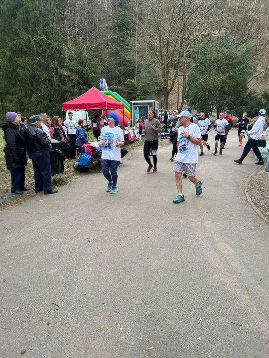 zdjęcie przedstawia biegające osoby po parku w Gorlicach