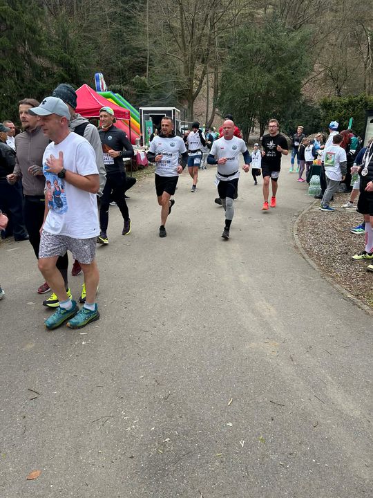 zdjęcie przedstawia biegające osoby po parku w Gorlicach