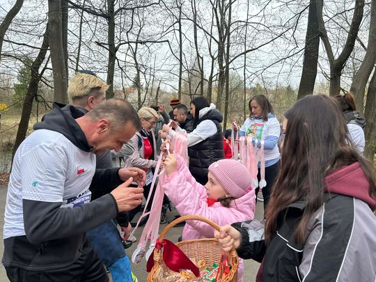 zdjęcie przedstawia biegające osoby po parku w Gorlicach