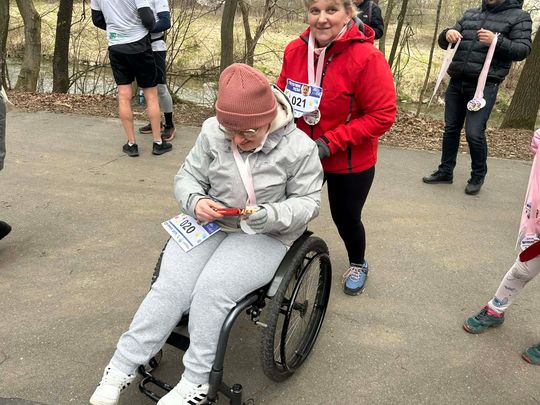 zdjęcie przedstawia biegające osoby po parku w Gorlicach