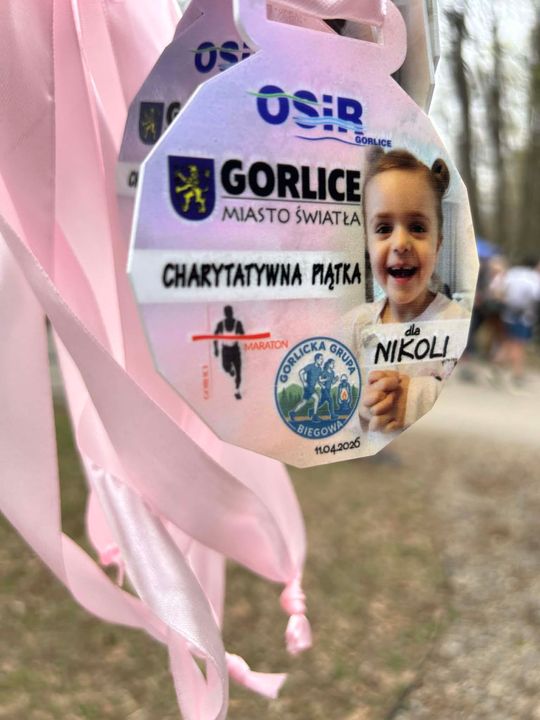 zdjęcie przedstawia biegające osoby po parku w Gorlicach