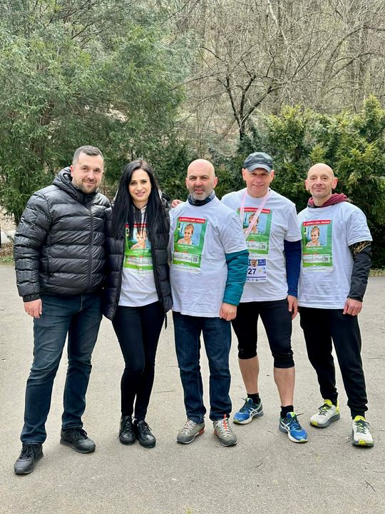 zdjęcie przedstawia biegające osoby po parku w Gorlicach