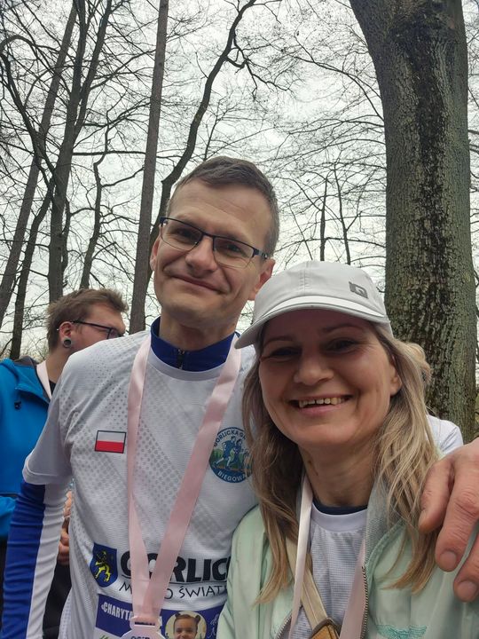 zdjęcie przedstawia biegające osoby po parku w Gorlicach