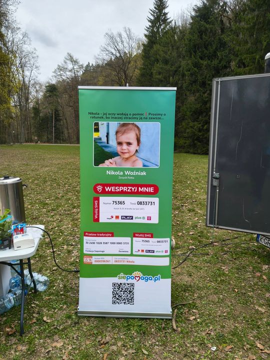 zdjęcie przedstawia biegające osoby po parku w Gorlicach