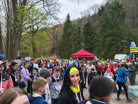 zdjęcie przedstawia biegające osoby po parku w Gorlicach