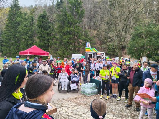 zdjęcie przedstawia biegające osoby po parku w Gorlicach