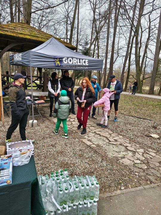 zdjęcie przedstawia biegające osoby po parku w Gorlicach