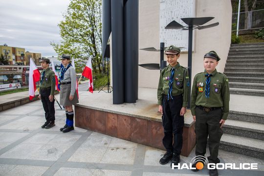 Zdjęcie przedstawia grupę osób na ulicach miasta Gorlice