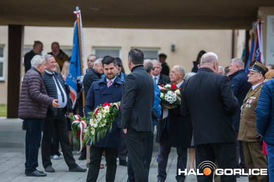 Zdjęcie przedstawia grupę osób na ulicach miasta Gorlice