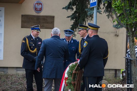 Zdjęcie przedstawia grupę osób na ulicach miasta Gorlice