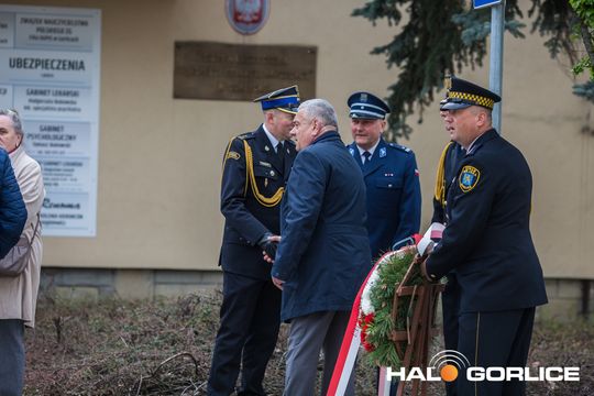 Zdjęcie przedstawia grupę osób na ulicach miasta Gorlice