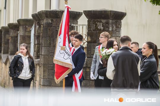 Zdjęcie przedstawia grupę osób na ulicach miasta Gorlice